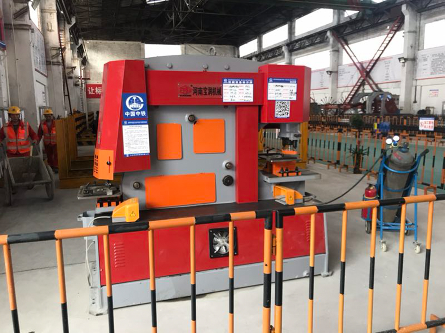 Hydraulic punching and shearing machine