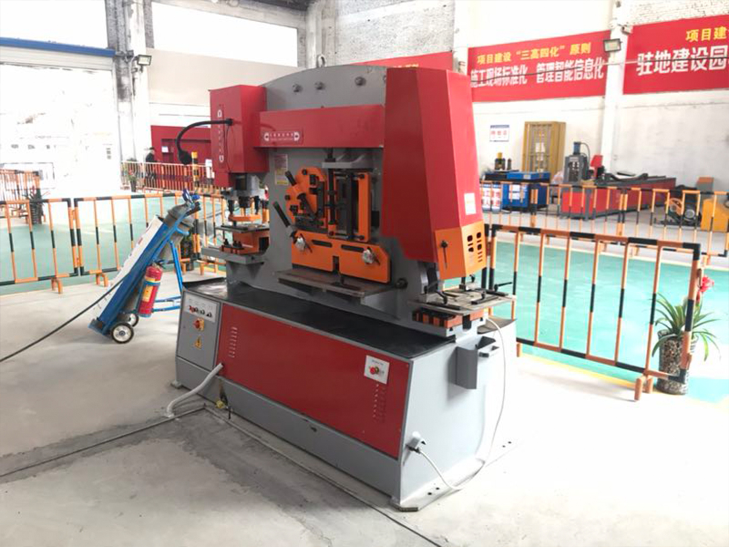 Hydraulic punching and shearing machine