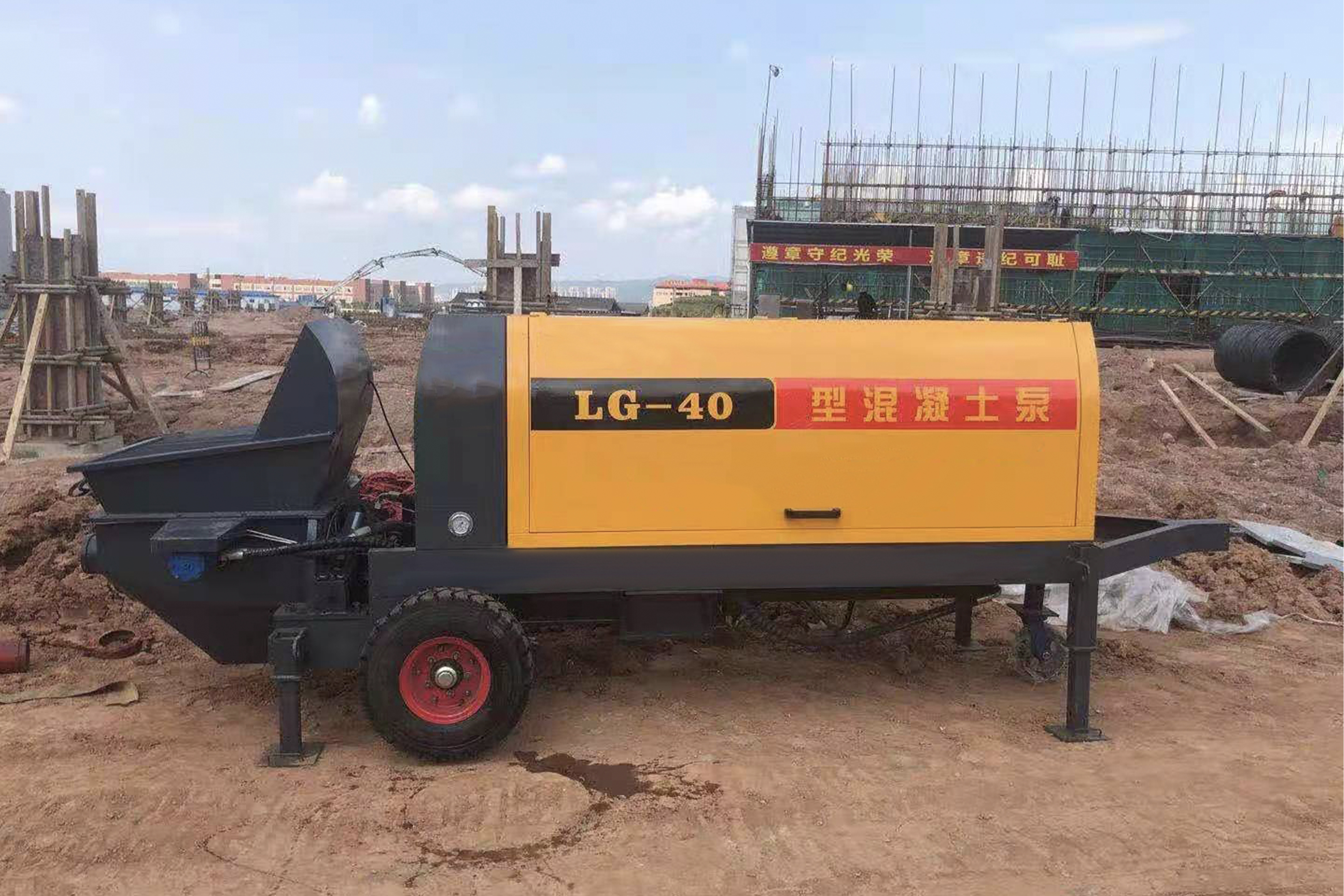 Trailer-mounted concrete pump